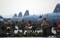 イタリア北部ビチェンツァ（Vicenza）の米軍基地で、空軍のC130ハーキュリーズ（Hercules）輸送機への搭乗を待つ米陸軍第173空挺旅団の兵士ら（2004年8月4日撮影、資料写真）。(c)AFP/HO