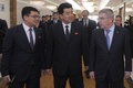 北朝鮮の首都平壌に到着し、同国の金日国（キム・イルグク）体育相（中央）と会話を交わす、トーマス・バッハ会長（右、2018年3月29日撮影）。(c)AFP PHOTO / Kim Won-Jin