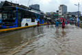 冠水した道を歩く人々。インドネシアの首都ジャカルタで（2020年2月25日撮影）。(c)BAY ISMOYO / AFP