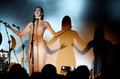 米・カリフォルニア（California）州のハリウッド・フォーエバー墓地（Hollywood Forever Cemetery）で歌手クリスタ・ベル（Chrysta Bell）がパフォーマンスを披露した（2013年5月12日撮影）。(c)AFP/Getty Images/Kevin Winter
