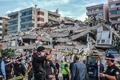 トルコのイズミルで、地震により倒壊した建物で行方不明者の捜索を行う人々（2020年10月30日撮影）。(c)MERT CAKIR / AFP