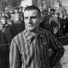 ドイツ南部のダッハウ強制収容所解放後、囚人服を着てみせるフランスの議員（1945年5月1日撮影）。(c)ERIC SCHWAB / AFP