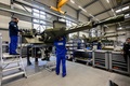 独ウンターリュスにある防衛大手ラインメタルの工場で作業する従業員（2024年2月12日撮影）。(c)FABIAN BIMMER / POOL / AFP