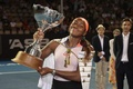 テニス、ASBクラシック、女子シングルス決勝。トロフィーを掲げるココ・ガウフ（2023年1月8日撮影）。(c)DAVID ROWLAND / AFP