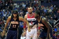 14-15NBA、ワシントン・ウィザーズ（Washington Wizards）対インディアナ・ペイサーズ（Indiana Pacers）。フリースローを待つ（左から）インディアナ・ペイサーズのクリス・コープランド（Chris Copeland）、ワシントン・ウィザーズのマーチン・ゴータット（Marcin Gortat）、インディアナ・ペイサーズのロイ・ヒバート（Roy Hibbert、2014年11月5日撮影）。(c)AFP/Getty Images/Rob Carr
