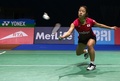バドミントン、BWFワールドスーパーシリーズファイナルズ、女子シングルス準決勝。リターンを打つ奥原希望（2015年12月12日撮影）。(c)AFP/MARWAN NAAMANI