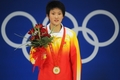 北京五輪・女子10メートル高飛び込みの表彰式に臨む中国の陳若琳。（2008年8月21日撮影）(c)AFP/MARTIN BUREAU