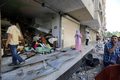 シリア・ダマスカス（Damascus）近郊のJaramanaで自動車が爆発した現場（2012年8月28日撮影）。(c)AFP/JOSEPH EID