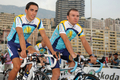 開幕を4日に控える2009ツール・ド・フランス（%%2009 Tour de France%%）の出場チームが2日、スタート地のモナコ（Monaco）で開催された公式プレゼンテーションに参加し、スキル・シマノ（%%Skil-Shimano%%）の別府史之（%%Fumiyuki Beppu%%、日本）やBBOXブイグ・テレコム（%%BBOX Bouygues Telecom%%）の新城幸也（%%Yukiya Arashiro%%、日本）らが登場した。写真は公式プレゼンテーション会場を去るアスタナ（%%Astana%%）のアルベルト・コンタドール（%%Alberto Contador%%、左）とセルジオ・パウリーニョ（%%Sergio Paulinho%%)。（2009年7月2日撮影）（c）AFP/PATRICK HERTZOG