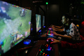 ミャンマー・ヤンゴンのeスポーツショップで、マルチプレーヤーゲーム「ドータ2」をプレーするeスポーツ選手のミン・ミャ・ゾーさん（2019年8月22日撮影）。(c)Sai Aung MAIN / AFP