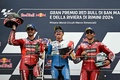 ロードレース世界選手権、第13戦サンマリノGP、MotoGPクラス決勝。表彰式に臨む（左から）2位に入ったドゥカティ・レノボ・チームのフランチェスコ・バニャイア、優勝したグレシーニのマルク・マルケス、3位に入ったゥカティ・レノボ・チームのエネア・バスティアニーニ（2024年9月8日撮影）。(c)Gabriel BOUYS / AFP