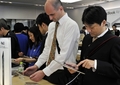 都内のアップルストアでiPad 2を見る人びと（2011年4月28日撮影）。(c)AFP/Yoshikazu TSUNO