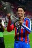 鎌田大地所属のクリスタルパレス、欧州カンファレンスリーグ制覇 サッカーUEFAカンファレンスリーグ決勝、クリスタルパレス対ラージョ・バジェカノ。トロフィーを手に喜ぶクリスタルパレスの鎌田大地(2026年5月27日撮影)。(c)Tobias SCHWARZ / AFP