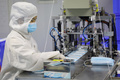 中国湖南省西部の吉首の防護用品製造工場（2021年1月28日撮影）。(c)STR / AFP