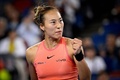 女子テニス、武漢オープン、シングルス準々決勝。ガッツポーズを見せる鄭欽文（2024年10月11日撮影）。(c)WANG Zhao / AFP