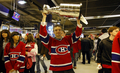 スタンレー杯（%%Stanley Cup%%）のレプリカを手に観戦に訪れたカナディアンズのファン。(c)AFP/Getty Images/Dave Sandford