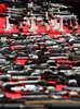 ベネズエラの首都カラカスで開催されたイベントで、警察関係者や市民から回収された銃器（2016年9月8日撮影）。(c)AFP/RONALDO SCHEMIDT