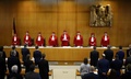 独カールスルーエにある連邦憲法裁判所で、判決を読み上げるアンドレアス・フォスクーレ長官（中央、2017年1月17日撮影）。(c)AFP/KAI PFAFFENBACH