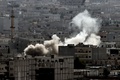 シリア北部アインアルアラブ（Ain al-Arab、クルド名：コバニ、Kobane）から立ちのぼる砲撃の煙。国境の反対側トルコ・シャンルウルファ（Sanliurfa）県の村ムルシトピナル（Mursitpinar）より（2014年10月13日撮影）。(c)AFP/ARIS MESSINIS