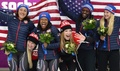 ソチ冬季五輪、ボブスレー女子2人乗り。表彰式に臨む選手（2014年2月19日撮影）。(c)AFP/JOHN MACDOUGALL