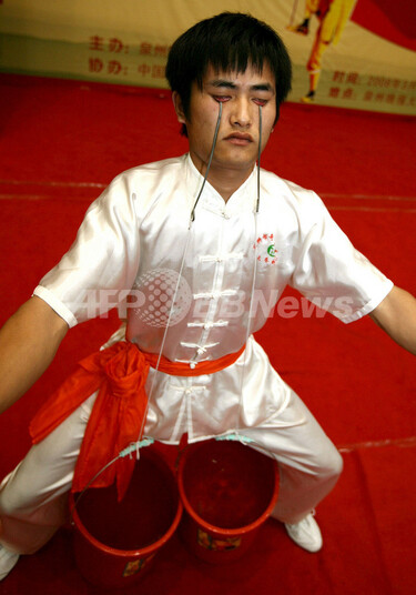 中国の武術家、まぶたでバケツ2杯の水を持ち上げる「秘技」披露 写真2