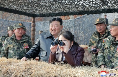 金正恩氏、空挺部隊の訓練視察