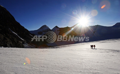 米登山隊ツイード姿でエベレストに挑戦、83年前落命した英国人登山家のなぞを追う