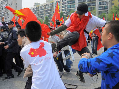 韓国の聖火リレー、親中国派が数で圧倒 現場は騒然