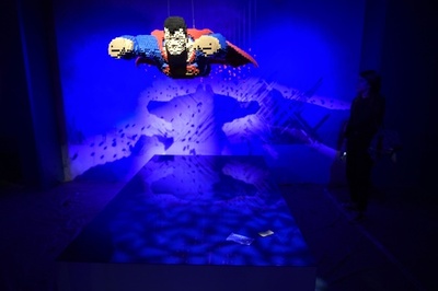 レゴブロックの芸術展、アメコミヒーローが集結 パリ