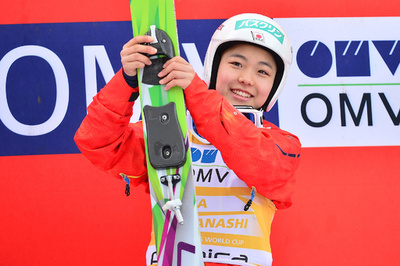 高梨が優勝、総合首位のイラシュコ・シュトルツを追う ジャンプW杯女子