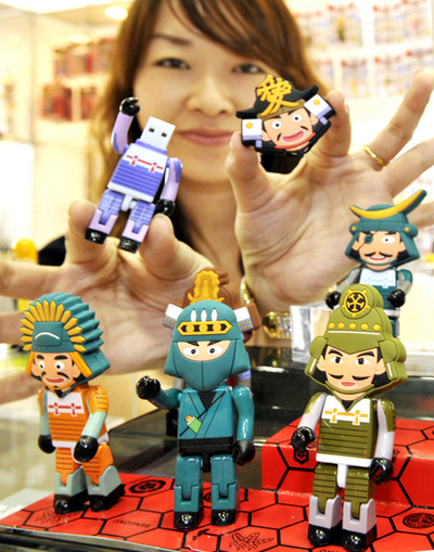 武将の形したメモリーカード参上