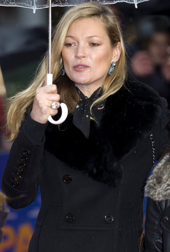 K・モスさん、機内の「迷惑行為」で通報 BBC