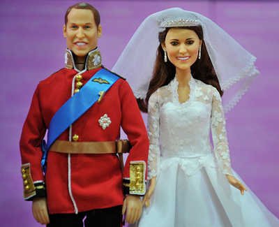 ウィリアム王子とキャサリン妃のウエディング人形を発売、英国