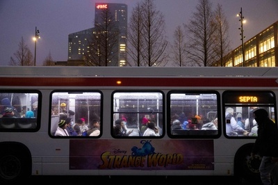 米テキサス州、移民90人をフィラデルフィアに移送