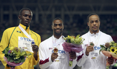 男子200メートルの表彰式が行われる