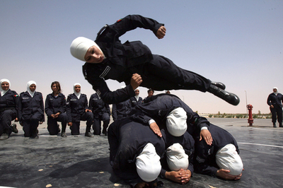 ヨルダンのポリス・アカデミー、女性警察官の訓練中