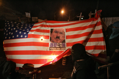 ブッシュ大統領の中南米歴訪に学生らが抗議活動 - グアテマラ