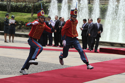 赤じゅうたんを飛び越えろ！コロンビアの儀仗兵