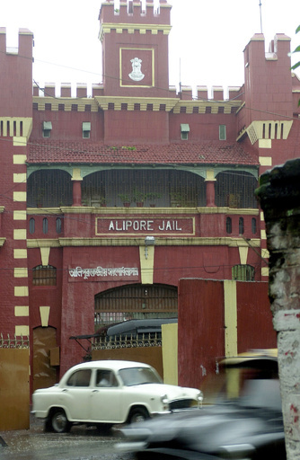 看守に鎮静剤入りデザート食ベさせる、インドの刑務所から3人脱走