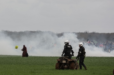 貯水池建設抗議デモで警察と衝突、参加者負傷 仏