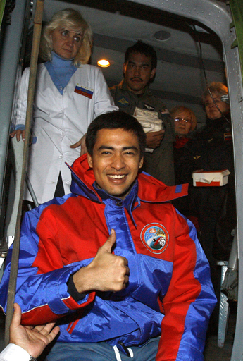 マレーシア初の宇宙飛行士、「弾道降下」も無事帰還