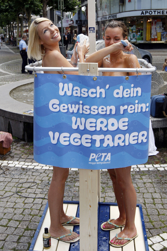 街頭シャワーで肉食による水の大量消費に抗議、PETA