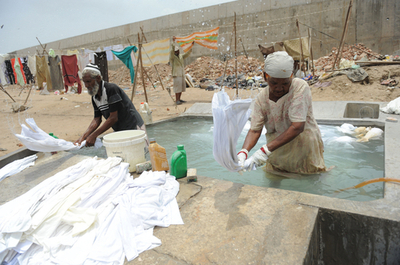 再開発で住居解体、川沿いの「洗濯屋さん」たちが危機 インド