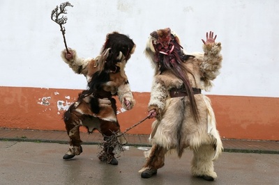 スペイン版「ナマハゲ」？泣き出す子どもも