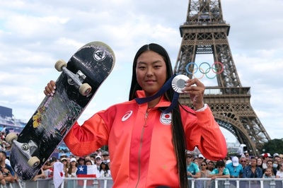 スケボー銀の開、エッフェル塔背に記念撮影 パリ五輪