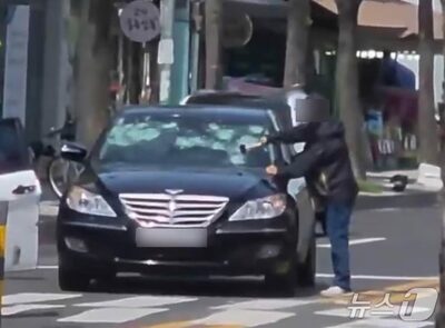 「不倫か、それとも…」韓国・白昼の路上、夫がハンマーで車のフロントガラスを破壊