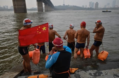毛沢東の影響今なお、長江に戻るスイマーの姿 中国・武漢