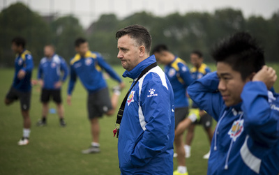 トゥーレ退場も一役、東京V前監督のクラブが土壇場で残留