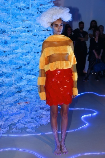 ウロコスカートに透明感のある素材を重ねて、「ジュンコシマダ」15年春夏