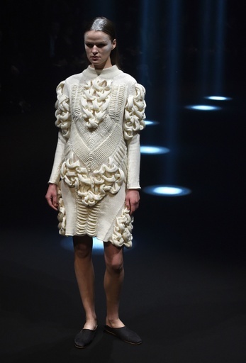 「モトヒロ タンジ」15/16秋冬新作発表